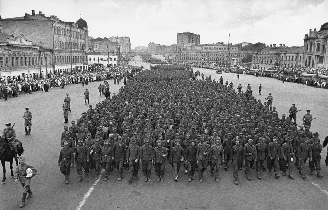 Yevgeny Umnov.
A column of German prisoners of war on the Garden Ring. Moscow, July 17, 1944. MAMM collection