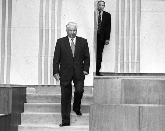 Eddie Opp / Kommersant.
Head of the Presidential Security Service
Alexander Korzhakov observes because of
The wings of the hall of the Great Kremlin
The palace behind the way Boris Yeltsin
is going to a meeting with Bill
Clinton. 11/12/1995. Russia Moscow