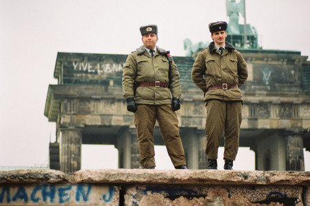 Энгельберт Райнеке.
Пограничники ГДР у Бранденбургских ворот. 
9 января 1990. 
© Федеральное ведомство печати и информации BPA