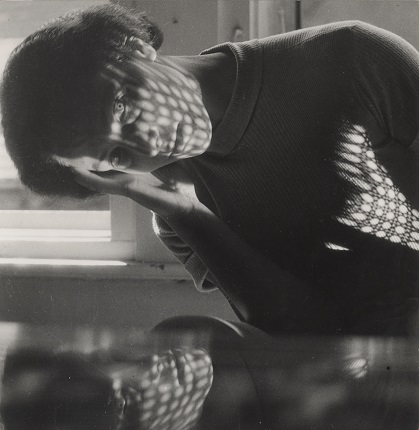 Лайош Лендьел. Элла со стеклянной тарелкой. 1938. Серебряно-желатиновая печать. Частная коллекция