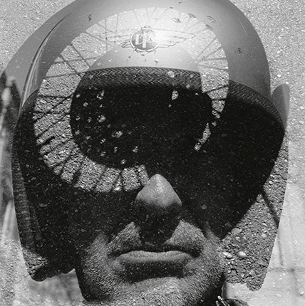 Альберто Гарсия-Аликс.
Автопортрет. Дадаистский мотоцикл, 2014.  
Печать на баритовой бумаге
© Альберто Гарсия-Аликс