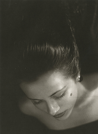 Ивата Накаяма.
Женщина с длинными волосами,
1933.
Серебряно-желатиновая печать.
Коллекция Фонда Иваты Накаямы.
Представлено Художественным музеем префектуры Хёго