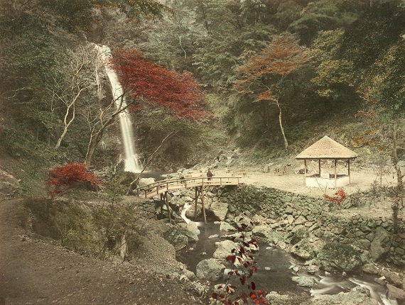 Неизвестный автор.
Водопад Мино близ Кобе,
1880-1890-е.
Альбуминовый отпечаток, раскраска. 
Из собрания МАММ