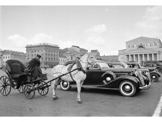 Arkady Shaikhet .
Carriage and car. Taxi rank at the Bolshoi Theatre. Moscow, 1935.
Silver gelatin print.
Multimedia Art Museum, Moscow.