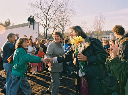 Клаус Ленартц.
Падение Берлинской стены. 
11 ноября 1989. 
Западные и восточные немцы приветствуют друг друга. 
© Федеральное ведомство печати и информации BPA