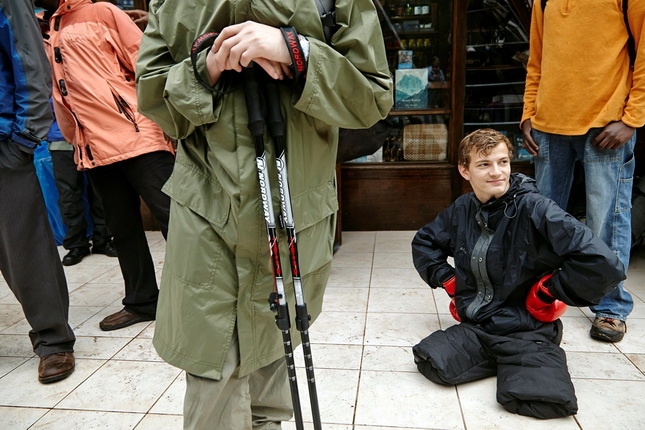 Стив Ремих.
Саша Шульчев готовится к подъему в первый лагерь по маршруту Марангу на Килиманджаро. Июнь, 2014