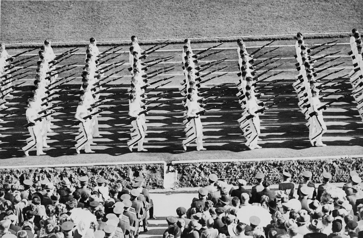 Эммануил Евзерихин. 
Спортивный парад.
Москва, конец 1930-х.
Авторский серебряно-желатиновый отпечаток.
Коллекция А. и Л. Бородулиных.