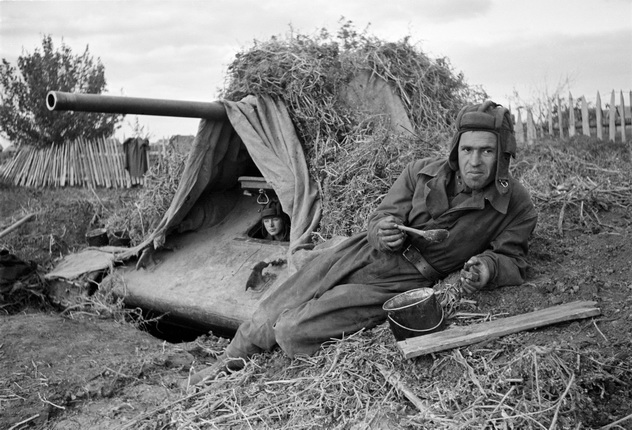 Аркадий Шайхет.
Танк Т-34-76, замаскированный под местность. Сталинград, осень 1942.
Семейный архив