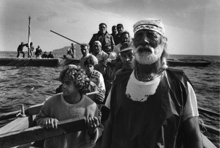 Себастьяо Сальгадо.
Рыбаки собираются ранним утром на забой тунца. Трапани, Сицилия, Италия. 
1991