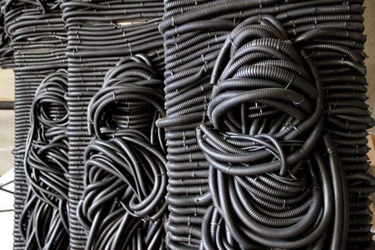 Recycle (Andrey Blokhin, Georgiy Kuznetsov).
Gate. 2012.
Corrugated tube, light box.
Courtesy of Triumph Gallery