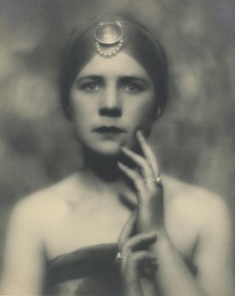 Александр Гринберг. Портрет (Женщина со звездой). 1923.
Авторский серебряно-желатиновый отпечаток