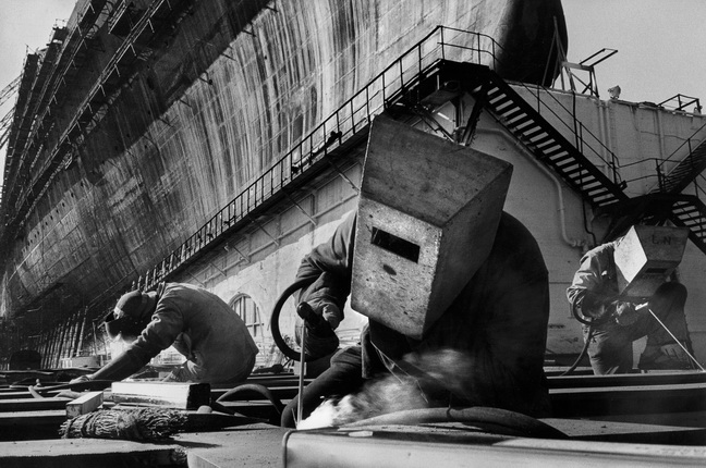 Марк Рибу.
Сварщики на судостроительной верфи. Строительство теплохода «Франс», Сен-Назэр, Франция, 1959.
© Marc Riboud
