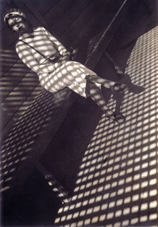 Александр Родченко.
Девушка с «Лейкой». 
1934