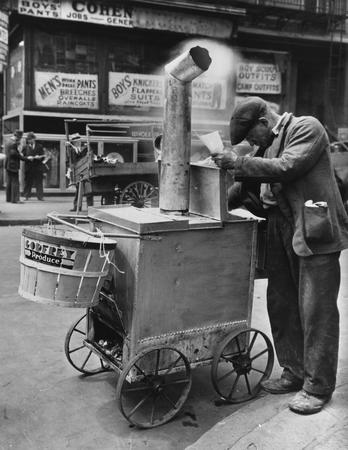 Беренис Эбботт.
Продавец печеной кукурузы. 
1938. 
Музей города Нью-Йорка