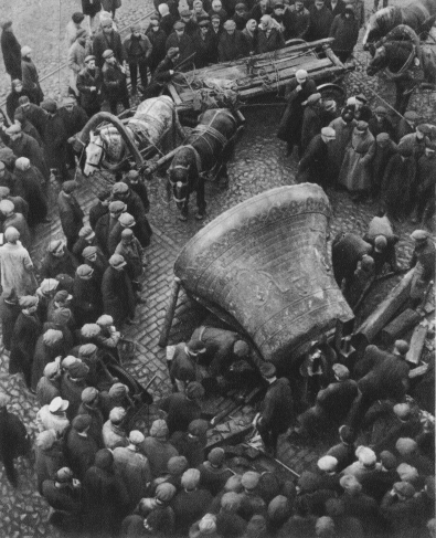 Аркадий Шайхет.
Сброс колоколов со Страстного монастыря. 1929.
Собрание МАММ