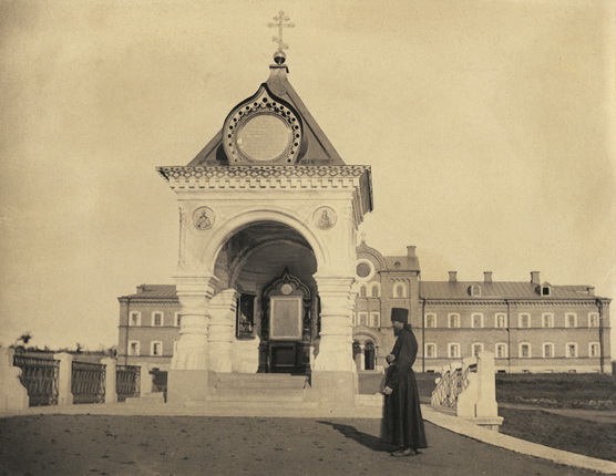 Знаменская часовня на острове Валаам, построенная в память Высочайшего посещения в 1858 г.
Архитектор А.М. Горностаев.
Фотография 1867 г.
Предоставлено Российской национальной библиотекой, Санкт-Петербург