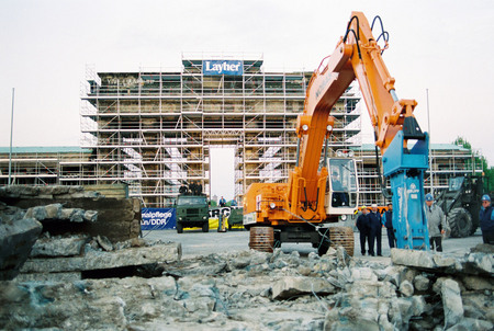 Klaus Lehnartz.
Demolition of the Berlin Wall. 
June 28, 1990. 
© Presse- und Informationsamt der Bundesregierung (BPA)