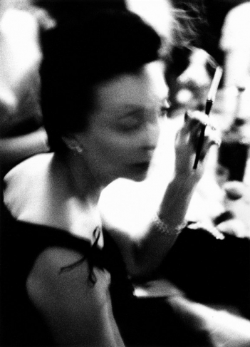 Уильям Кляйн.
Женщина + мундштук, 1955.
Серебряно-желатиновый отпечаток.
Собрание автора