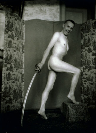 Пьер Молинье.
Человек с саблей. 
1970. 
Собрание Европейского Дома Фотографии, Париж
