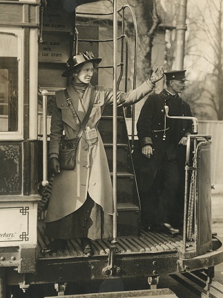 Неизвестный автор.
В Лондоне девушки начали работать кондукторами в трамваях, 1915.