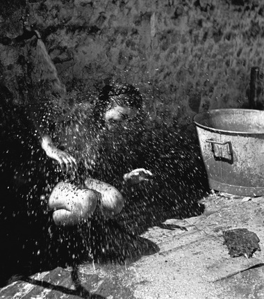 Pierre Jamet.
Rafraîchissement. Dina sous le robinet de l'auberge de jeunesse de Villeneuve-sur-Auvers (France), 1937.
© Collection Corinne Jamet