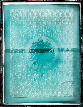 Катя Емельянова.
Из серии «Unlocked». #1.
2014.
220 х 170 см.
Смешанная техника: фотография, полиграфическая печать, свет, стальной каркас, прозрачное сито