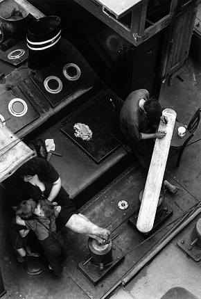Gianni Berengo Gardin. Paris, Boat on the Seine, 1954 
© Gianni Berengo Gardin/Courtesy Fondazione Forma per la Fotografia