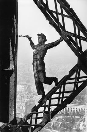 Марк Рибу.
А как Акробат.
Маляр на Эйфелевой башне.
Париж, 1953.
© Marc Riboud