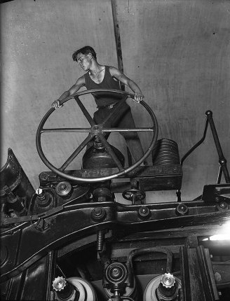 Аркадий Шайхет.
Комсомолец за штурвалом бумагоделательной машины. 1929.
Серебряно-желатиновый отпечаток.
Собрание МАММ