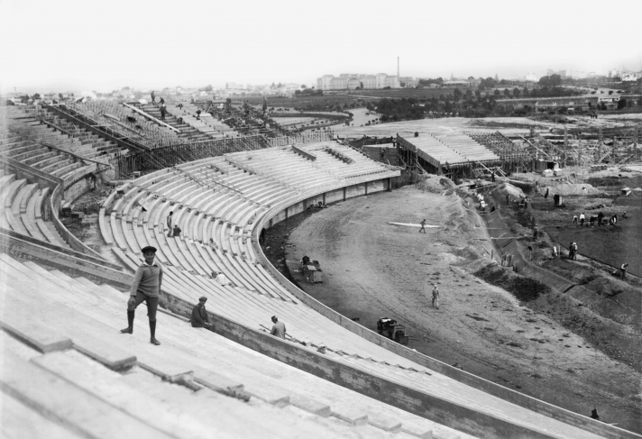 Работа по строительству уклона и Трибуны Амстердам. Стадион Сентенарио. На заднем плане: Детская больница Перейра Россель. Февраль - июль 1930 года (прибл.)