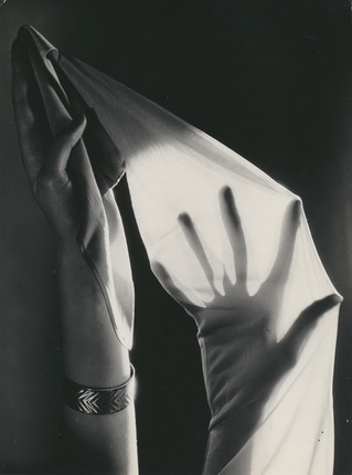 Хайн Горни.
Без названия (Чулки “Rogo”).
Около 1935 г.
© Hein Gorny ─ Collection Regard