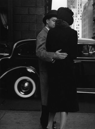 Morris Engel.
Park Avenue, NYC.
1947.
© Mary Engel - Orkin/Engel Film and Photo Archive