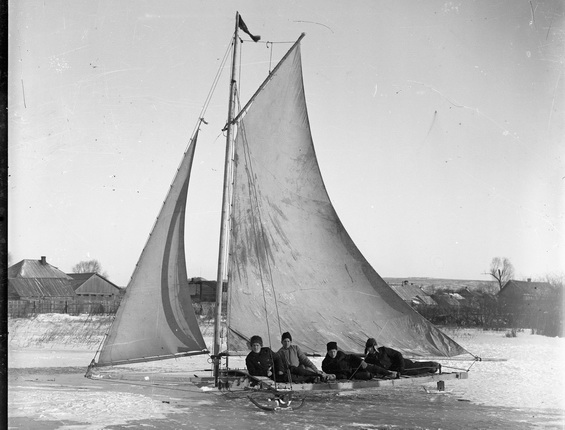 Mikhail Smodor.
Ice yacht on the lake.
1930s.
On loan from the Kostroma Oblast Public Regional Organisation ‘Kostromskaya Starina’