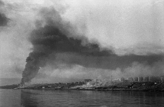 Эммануил Евзерихин.
Панорама горящего Сталинграда. 1942.
Семейный архив