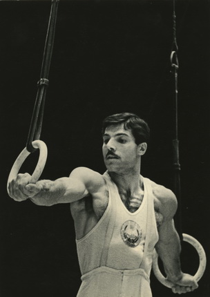 Лев Бородулин.
Олимпийский чемпион гимнаст Альберт Азарян. 1955.
Серебряно-желатиновый отпечаток.
Собрание автора