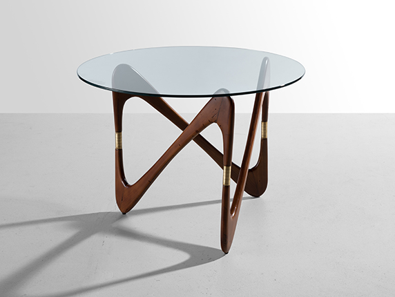 Кофейный столик c фигурным  основанием , 1950-е (приписывается Чезаре Лакке). Эбеновое дерево, полированная латунь, прозрачное стекло. Предоставлено галереей 