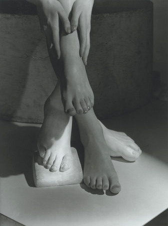 Horst P. Horst.
Barefoot Beauty. 
1941. 
Courtesy H.P. Horst Estate, Volker Diehl Gallery, Berlin