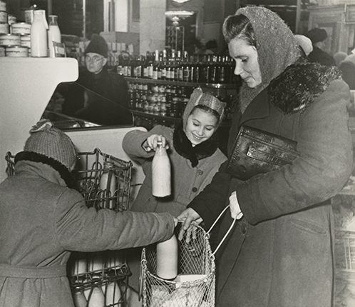 Mikhail Grachev.
In stores without sellers. Mother's assistants.
Moscow,
1950s.
MAMM Collection