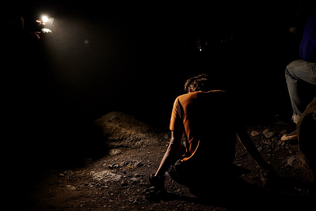 Стив Ремих.
Исчерпав свои силы, Саша Шульчев прибывает в лагерь Хоромбо, второй день подъема, Килиманджаро.
Июнь, 2014