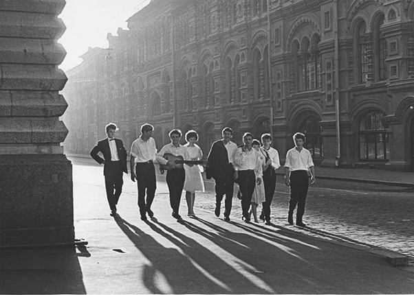 Рассвет. Молодежь у ГУМа. Москва, 1964. Серебряно-желатиновый отпечаток. Собрание МАММ