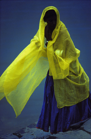 Ксавье Зимбардо.
Женщина в желтом. 
1982. 
© Xavier Zimbardo