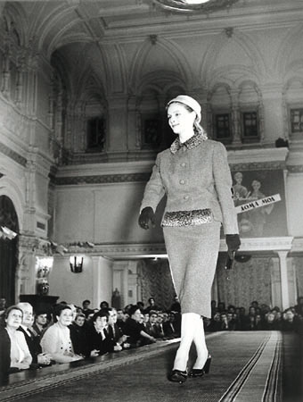 Показ мод в ГУМе. 
1950