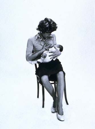 Мишель Журниак.
24 часа обычной женщины. Фантазмы. Кормление грудью. 
1974, 
Собрание Европейского Дома Фотографии, Париж