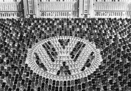 Производство 1-миллионного «Жука» на заводе в Вольфсбурге. 
1955. 
Архив Volkswagen AG