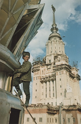 Yevgeny Umnov.
Moscow State University on the Lenin Hills. Welder-climber. July 1952. MAMM collection