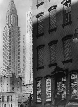 Беренис Эбботт.
Контраст здания 331 по улице Ист 39 с Крайслер билдинг и Дейли Ньюс билдинг. 
9 ноября 1938. 
Музей города Нью-Йорка