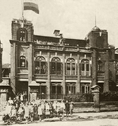 Реальное училище, было открыто в 1921 г.
Здание не сохранилось.
1930-е.
Из альбома В.Д. Жиганова «Русские в Шанхае», 1936 г.