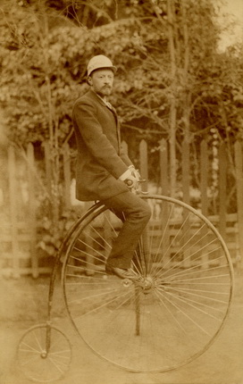 В. Г. Шухов на велосипеде. Москва, 1880-е годы.
Фонд «Шуховская башня», личный архив В. Г. Шухова
