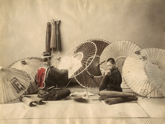 Kusakabe Kimbei.
Umbrella workshop.
1883—1897.
Albumen print, hand-colored.
MAMM collection