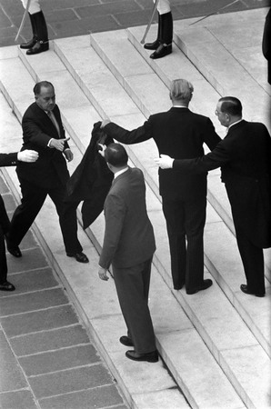 Пьер Була.
Прибытие Макмилана в Елисейский дворец на саммит. Париж. 
май 1960. 
© Пьер Була / COSMOS